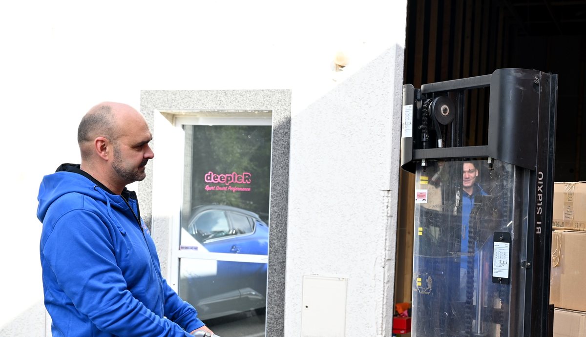 Préparation logistique des commandes deepleR devant l’entrepôt en France