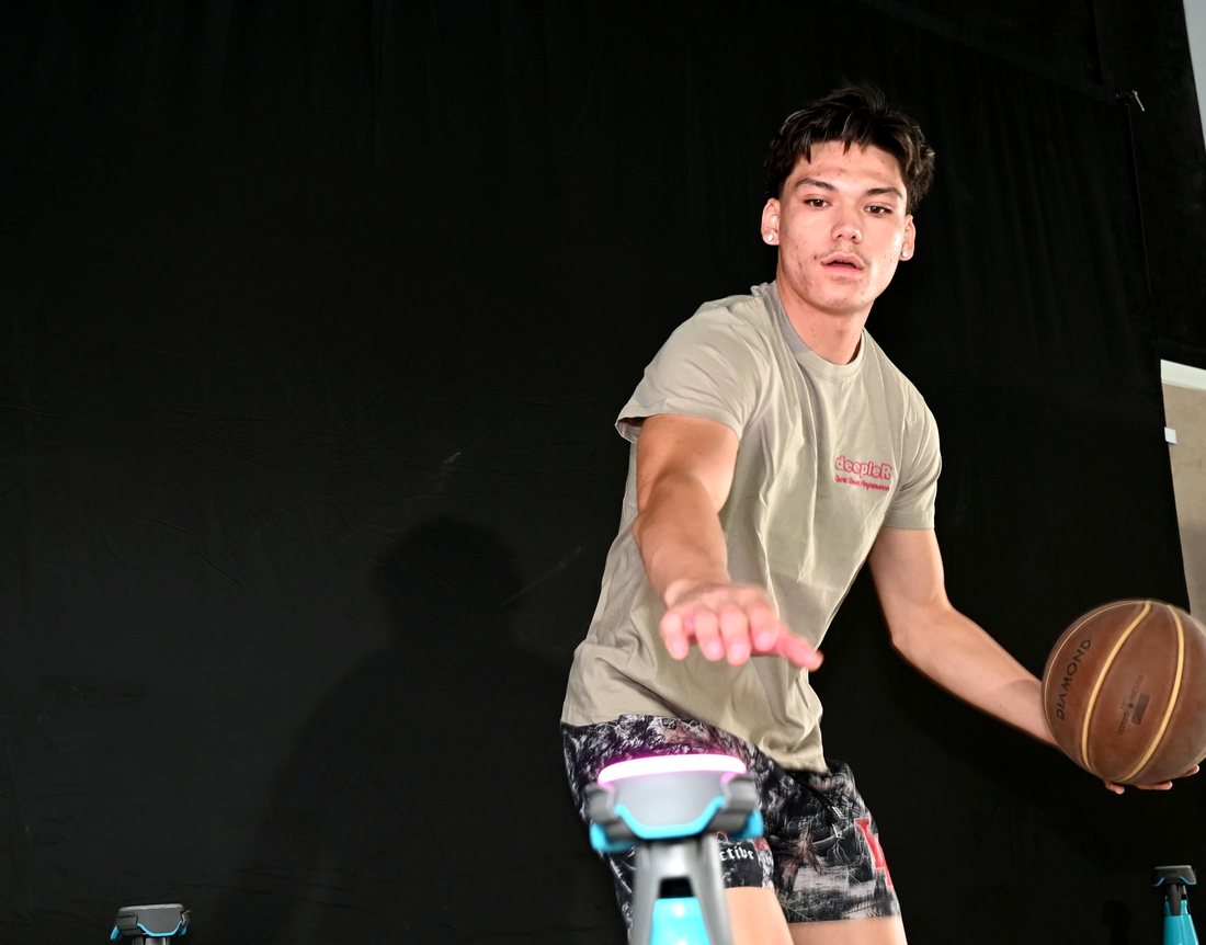 Basketteur testant des capteurs lumineux en dribble dans l’espace d’essai deepleR